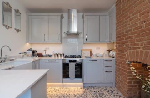 House | Private kitchen | Fridge, microwave, oven, stovetop