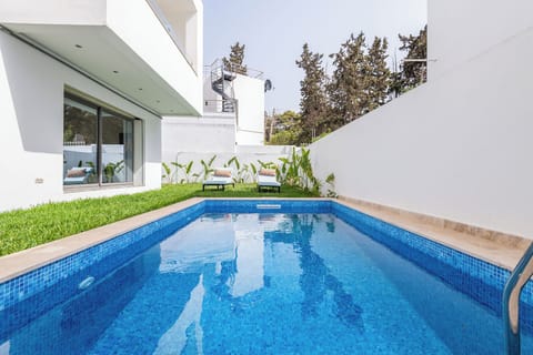 8 outdoor pools