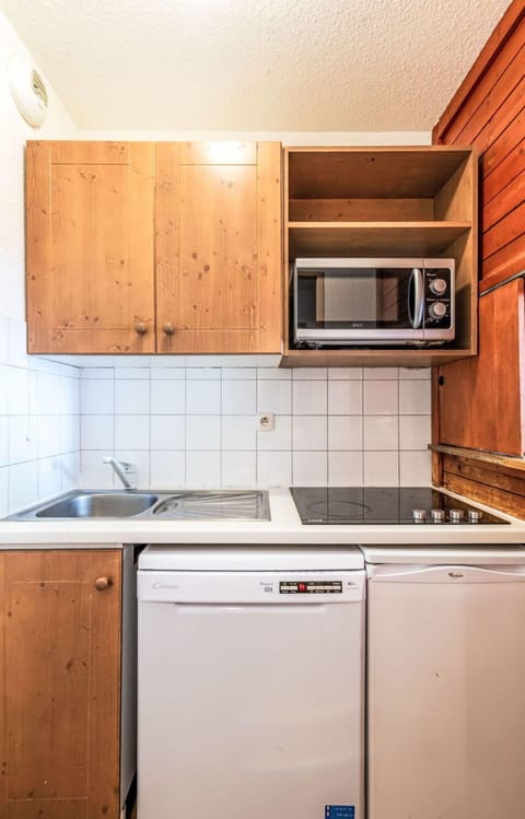 Water, Swimming Pool, Building, House, Interior Design, Floor, Flooring, Leisure, Window, Ceiling