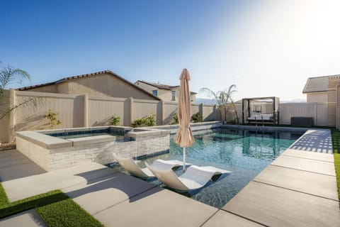 Stunning Heated Pool, SPA, Tanning Shelf, and Landscape
