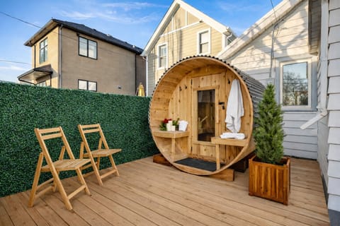 NEAR STAMPEDE - Charming Urban Retreat with Outdoor Oasis and Barrel Sauna