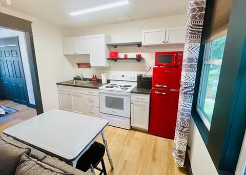 This simple kitchen is fully equipped with everything you need to prepare a meal with ease. Whether you`re cooking a quick breakfast or enjoying a leisurely dinner, the space is both functional and welcoming, offering a smooth flow for all your culinary n