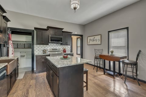 Full Kitchen w/ Seating for 4 People