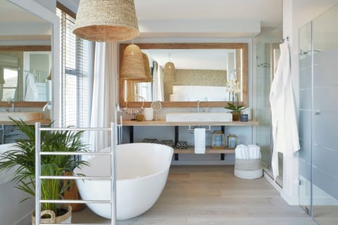 Superior Suite, Garden View | Bathroom | Free toiletries, hair dryer, towels, soap