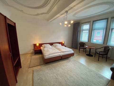1 bedroom, hypo-allergenic bedding, minibar, desk