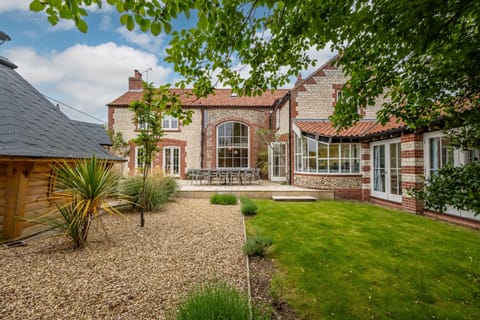 Seagate House, Brancaster: Enclosed garden with outdoor dining area