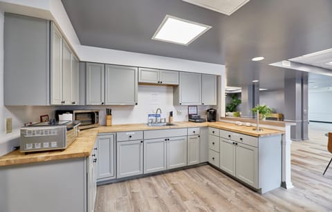 Coffee/tea maker, highchair