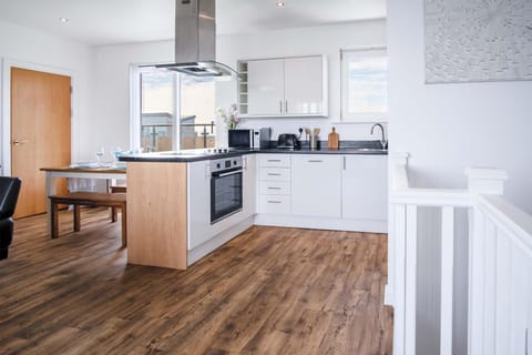 Skyline Duplex Penthouse - 3 Bedroom - Llanelli (5376)