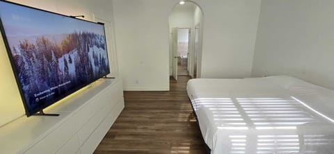 Presidential Double Room, 1 King Bed, Private Bathroom | Desk, laptop workspace, WiFi (free), bed sheets