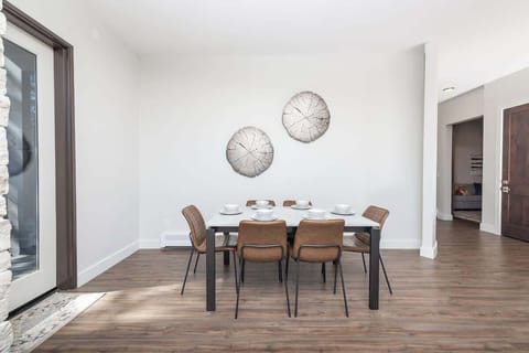 Gather here for sunrise breakfasts, big family dinners, or late-night laughs. This bright dining area sets the scene for connection, conversation, and second helpings