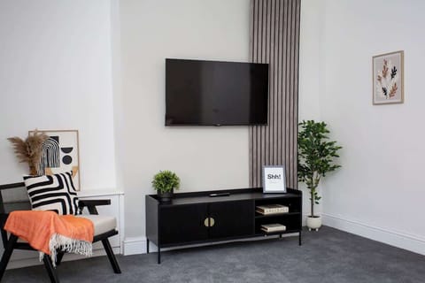  Enjoy your favorite shows on the flat-screen TV, perfectly positioned for your viewing pleasure.