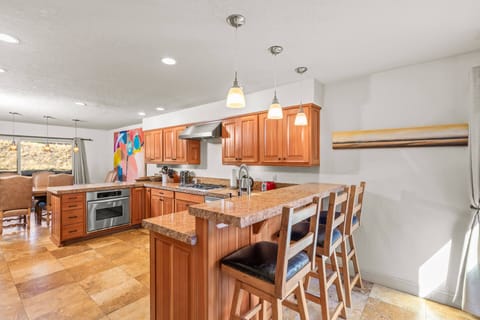 Park West Village 3953: Main level kitchen