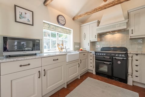 Ground floor: The kitchen has a Rangemaster cooker