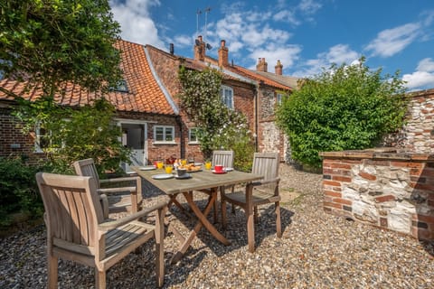 Skeet Cottage, Burnham Market: The sunny enclosed garden at the rear of the cottage