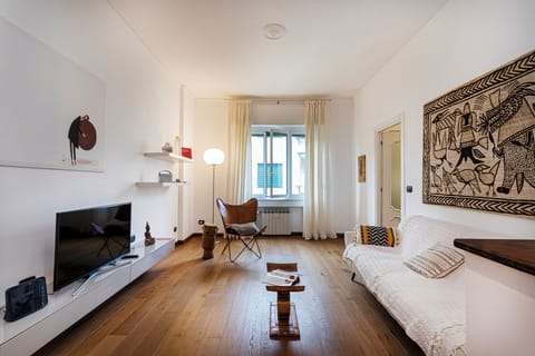 Apartment | Living area | 35-inch TV with digital channels