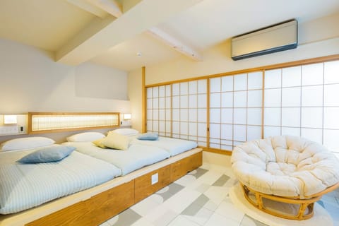 Triple Room | Desk, iron/ironing board, free WiFi