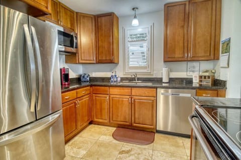 Fully outfitted kitchen to create a perfect Hawaiian dinner w/ friends or family