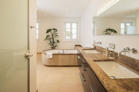 Exclusive Villa, Lake View | Bathroom | Separate tub and shower, hair dryer, slippers, towels