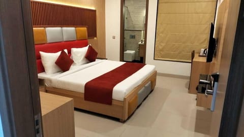 Deluxe Room | Laptop workspace, iron/ironing board, free WiFi