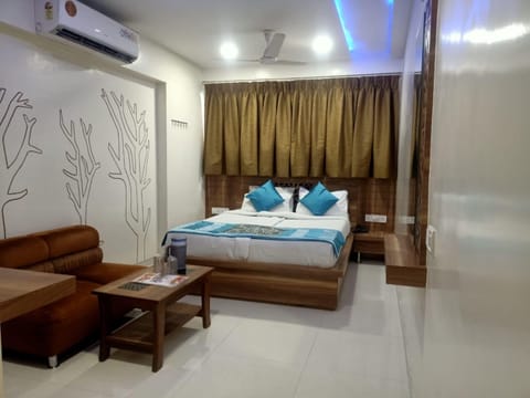 Executive Double Room | Desk, free WiFi