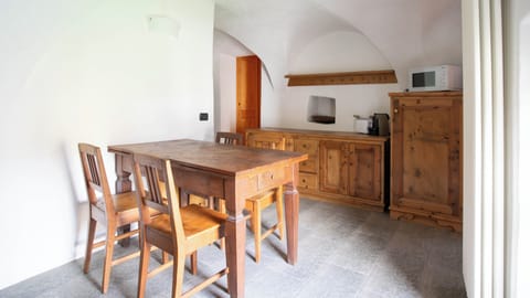 Apartment (2 Bedrooms) | Private kitchen | Microwave, highchair, dining tables