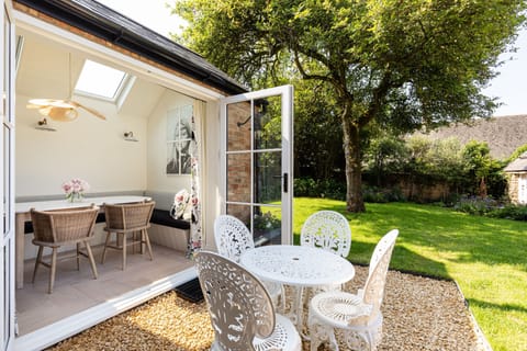 Carpenters Cottage Garden - StayCotswold