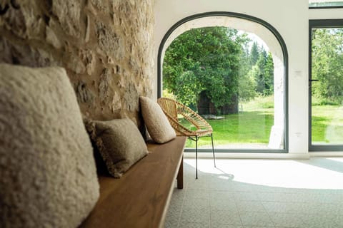 Grande entrée spacieuse avec vue extérieur et grands rangements