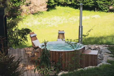 Espace bien-être avec sauna tonneau panoramique et bain nordique 
