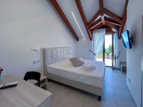 Deluxe Double Room, Terrace, Sea View | Hypo-allergenic bedding, individually decorated, individually furnished