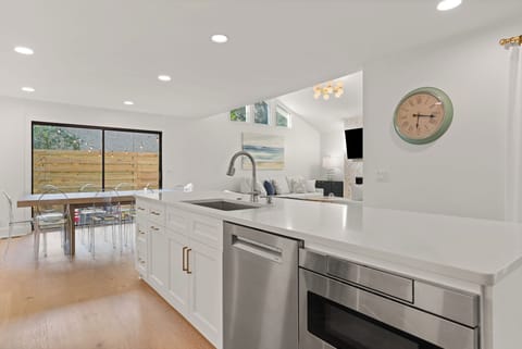 Large Island great for entertaining - Bosch Dishwasher and Drawer Mic