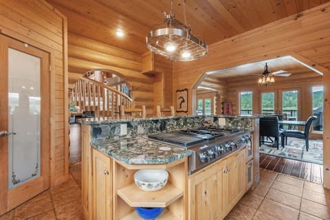 Kitchen with high-end finishes