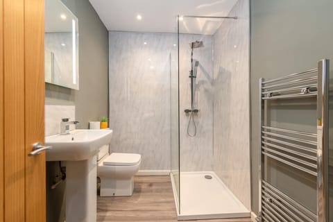 Classic Double Room | Bathroom | Free toiletries, toilet paper