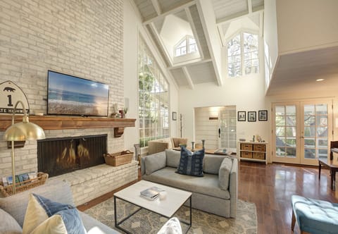 Welcome to "Sea Daze" ~ Perfect Carmel Home Near the Beach