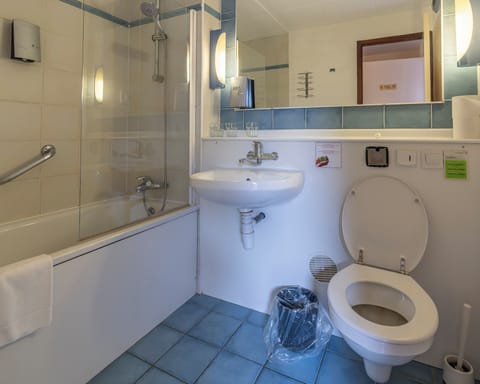Standard Triple Room, 3 Twin Beds | Bathroom | Combined shower/tub, towels