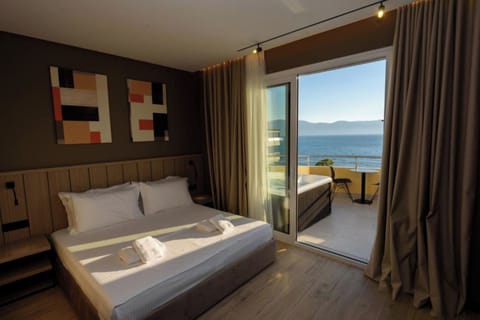 Suite, Hot Tub | Minibar, desk, bed sheets