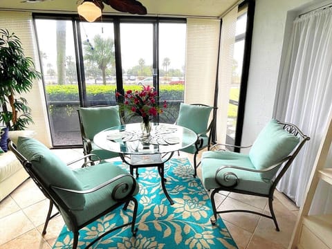 Lanai - Walk out of your lanai doors directly to Siesta Key Beach.