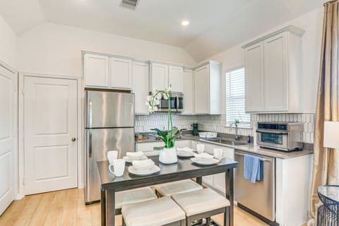 Kitchen | Hot Plate | Toaster Oven | Dishware & Flatware Provided