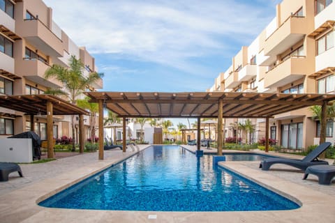 Outdoor pool, free cabanas, pool umbrellas