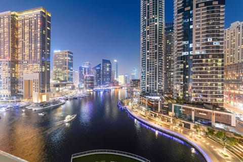 Skyline : Immerse in stunning views of Dubai Marina’s vibrant nightlife and shimmering waters!