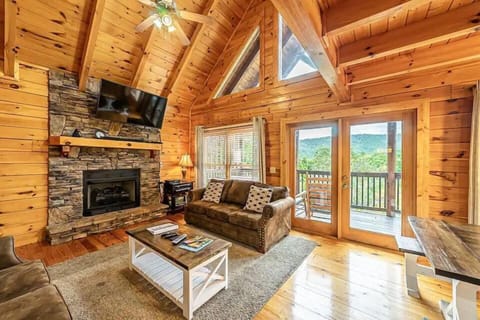 Living Room: Mountain views and rustic charm invite relaxation amidst natural beauty!