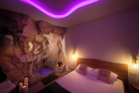 LUXURY SUITE | Premium bedding, memory foam beds, minibar, in-room safe