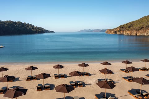 Private beach nearby, white sand, beach cabanas, sun loungers