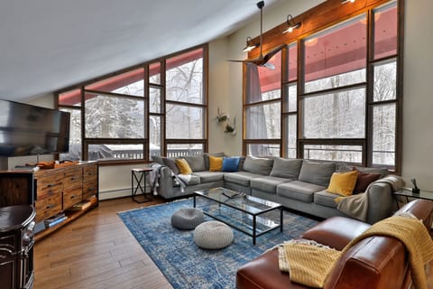 House, 4 Bedrooms | Living area | Smart TV