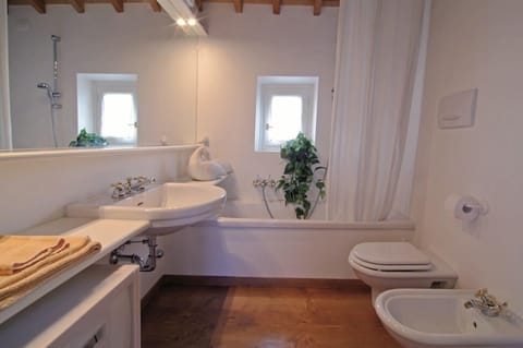Superior Double or Twin Room, Garden View | Bathroom | Shower, hair dryer, bidet, towels