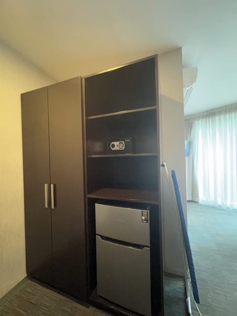 Apartment, 1 King Bed, Executive Level | 1 bedroom, desk, laptop workspace, blackout drapes