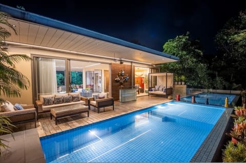 House | 4 bedrooms, desk