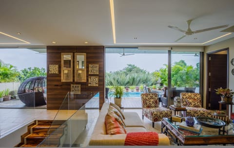 House | 4 bedrooms, desk
