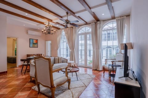 House | 3 bedrooms, desk