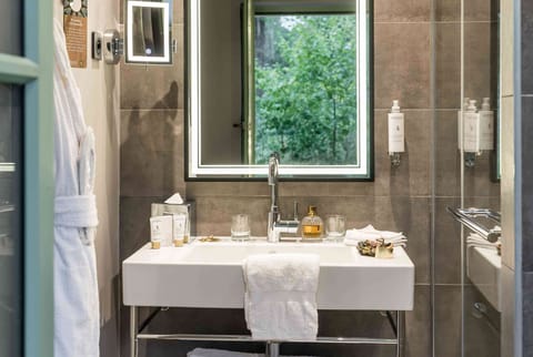 Premium bedding, in-room safe, desk, laptop workspace