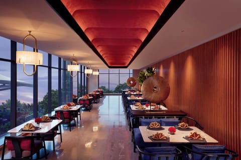 2 restaurants; breakfast, lunch, and dinner served